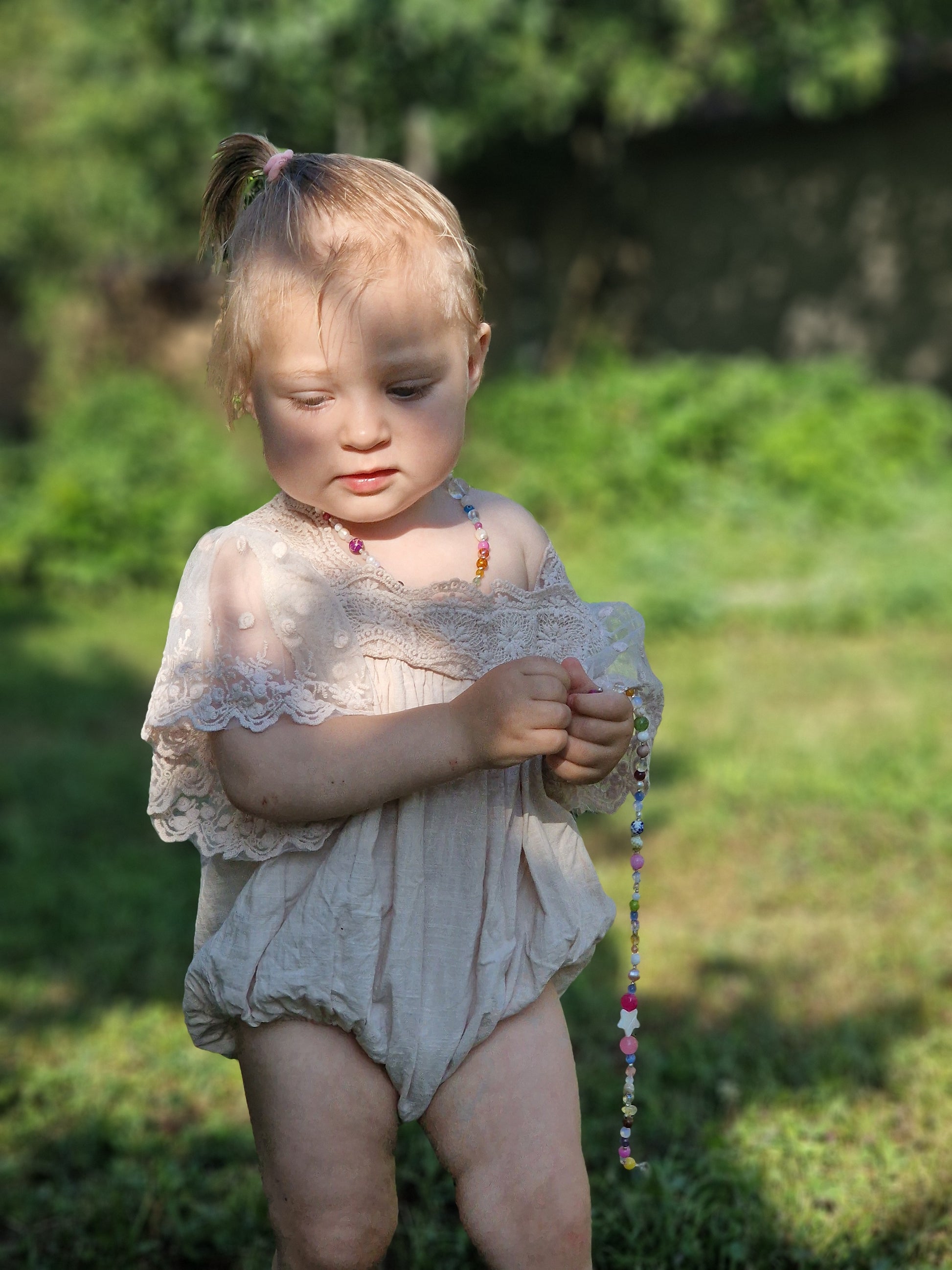 A delicate 45 cm girls’ gemstone necklace named Leonor, showcasing freshwater pearls, agate, rose quartz, clear quartz, moonstone, and tourmaline with a sterling silver clasp 