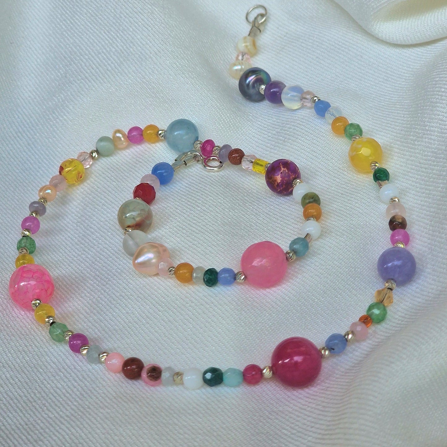 A delicate 45 cm gemstone necklace for girls featuring agate, clear quartz, freshwater pearls, crystals, jadeite, tourmaline and moonstone with 925 sterling silver clasp”