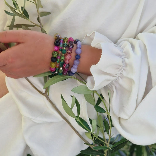 Jenove Amante Zen 5-bracelet set displayed on a dark background, showcasing variscite, azurite, peridot, tiger’s eye, ruby, tanzanite, emerald, and artisanal cloisonné accents