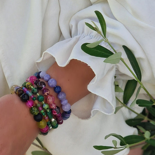 Close-up of a woman’s wrist showcasing the Jenove Amante Zen 5-bracelet set with variscite, azurite, peridot, tiger’s eye, onyx, malachite, black pearl, ruby zoisite and onyx beads
